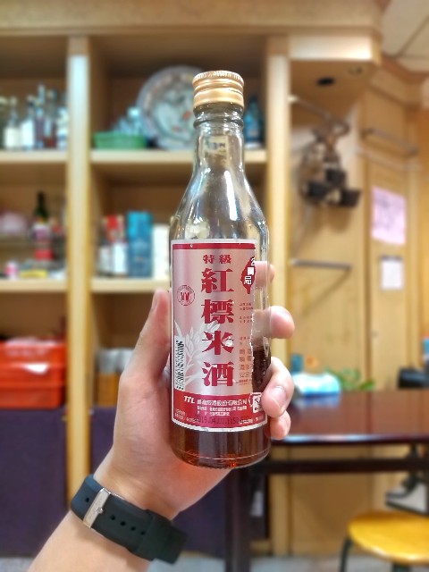 [Deep Taiwan Journey] Chasing the Mysterious Red Liquor That a Workwear-Clad Old Man Was Drinking at a Taipei Street Stall