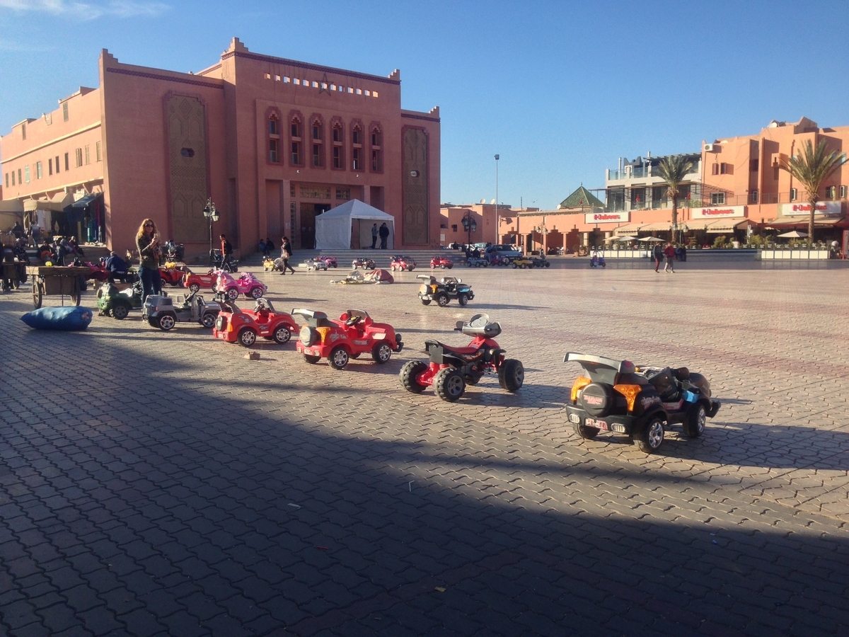 Experience a Local Moroccan Holiday at Al Mouahidine Square: Discover the Deep Maghreb Culture in Ouarzazate, the Gateway to the Desert – Morocco Travel