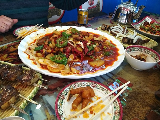 You Can’t Leave Xinjiang Uyghur Without Trying Dapanji (Big Plate Chicken) – A Local Restaurant Taste Test Report [Xinjiang Silk Road Journey]