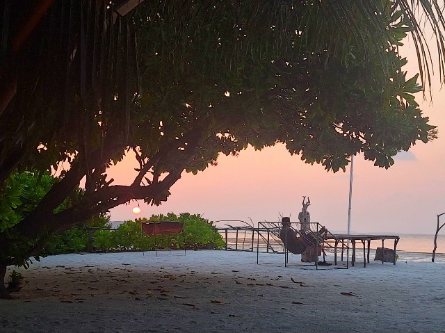 Experience Local Life on a Maldives Island: Sitting on a “Joali” and Interacting with Locals. A Complete Guide to Usage and Etiquette