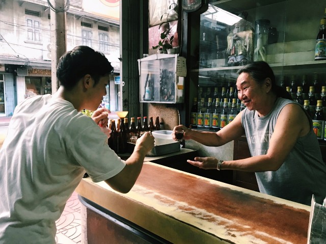 Yadong – Facing Off with an Old Thai Liquor Store Owner Over Local Herbal Whiskey  [Bangkok DEEP Adventure]