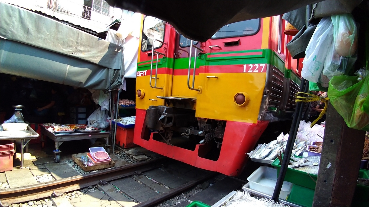 A Day Trip from Bangkok! Visiting the Maeklong Railway Market