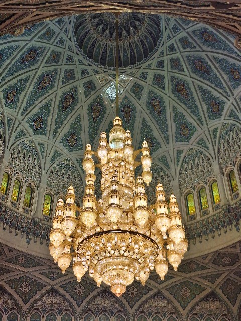 Exploring Sultan Qaboos Grand Mosque, Muscat’s Top Landmark: A Journey into Its Enchanting Atmosphere [Oman Travel]